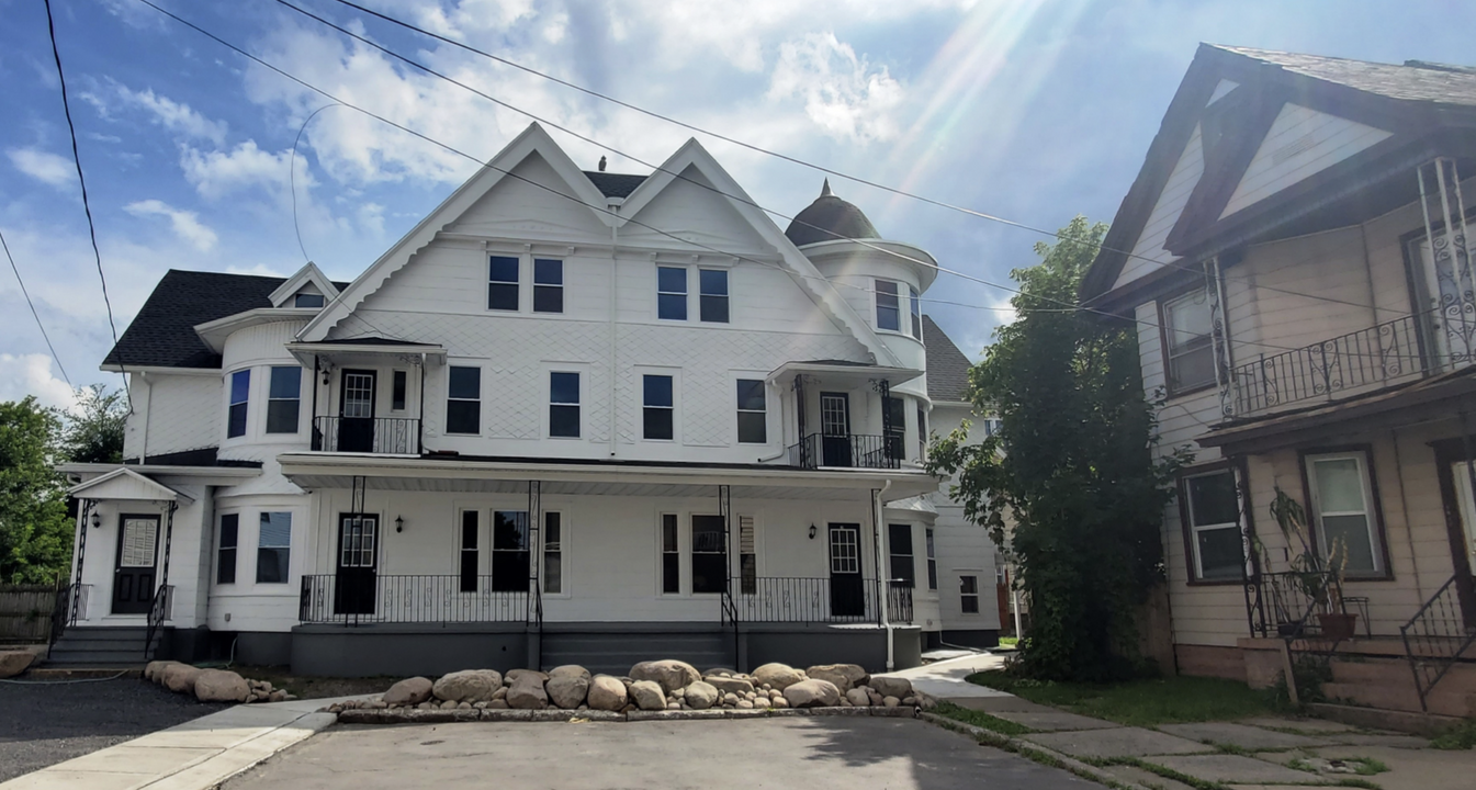 1013 White Place in Utica, NY - Building Photo