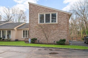 90 Rodeo Dr in Syosset, NY - Building Photo