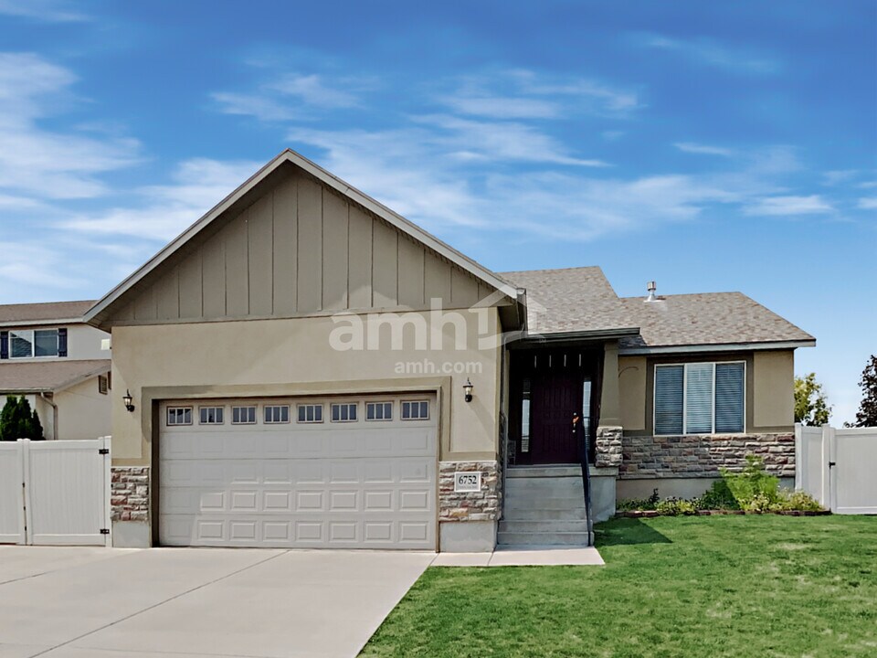 6752 S Majestic Loop Rd in West Jordan, UT - Building Photo