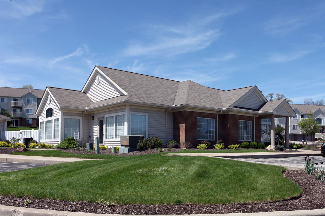 The Residences at Brookledge Commons in Cuyahoga Falls, OH - Building Photo