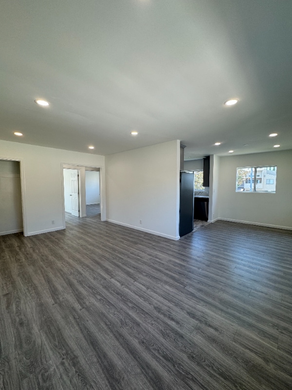 15029 Burbank Blvd in Los Angeles, CA - Building Photo - Building Photo