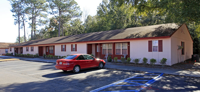 Village Oaks Apartments II in Live Oak, FL - Building Photo - Building Photo