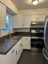 11380 SW Greenburg Rd in Portland, OR - Building Photo