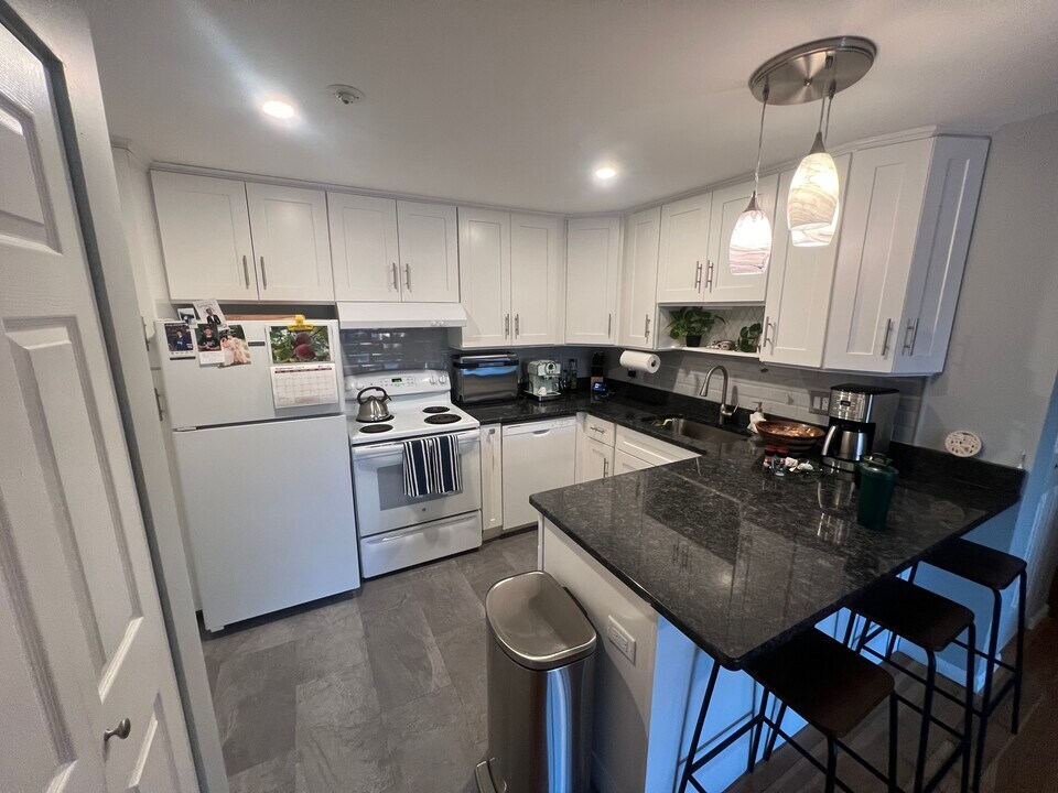 99 Cluff Crossing Rd, Unit B8 in Salem, NH - Building Photo