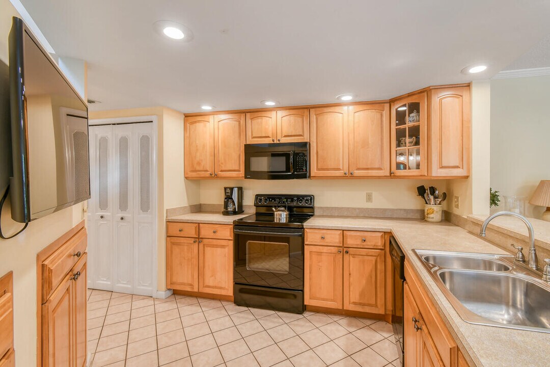 28 Uno Lago Dr in North Palm Beach, FL - Building Photo