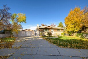 6722 S 2240 E in Cottonwood Heights, UT - Building Photo