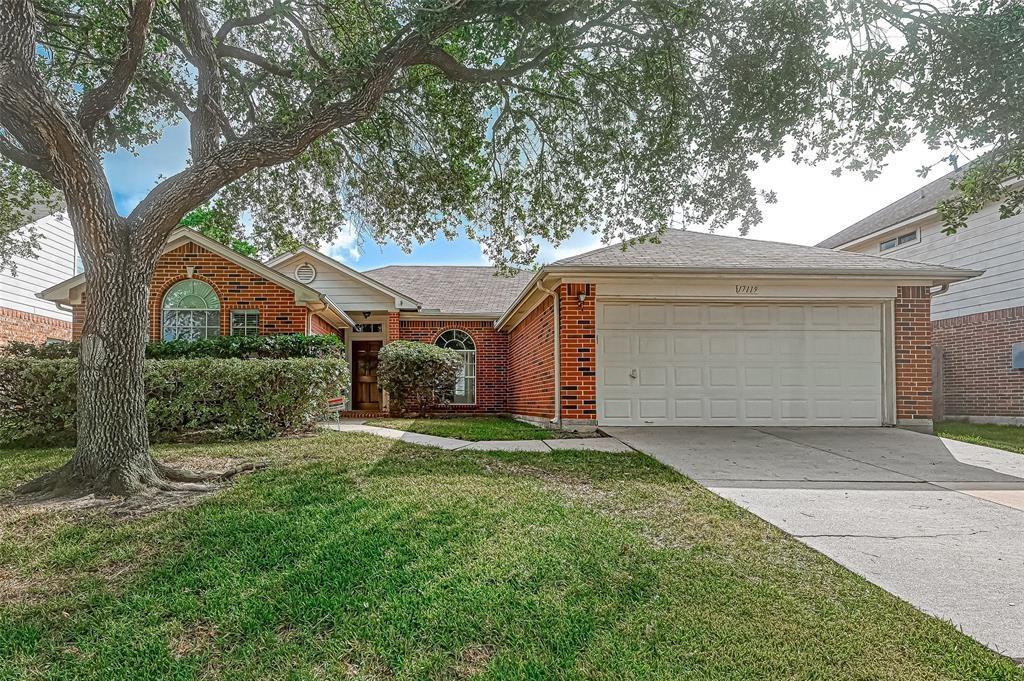 17119 Grey Mist Dr in Friendswood, TX - Building Photo