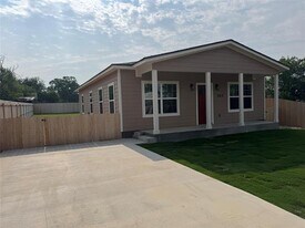 413 5th St in Blanket, TX - Building Photo