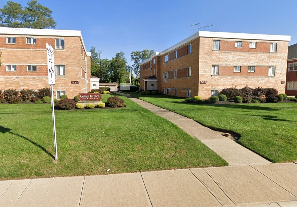 7433 Center St in Mentor, OH - Building Photo
