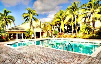 5654 Rock Island Rd in Tamarac, FL - Foto de edificio - Building Photo