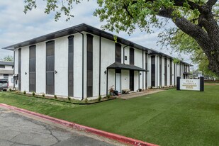 VILLA VALENCIA in Irving, TX - Building Photo