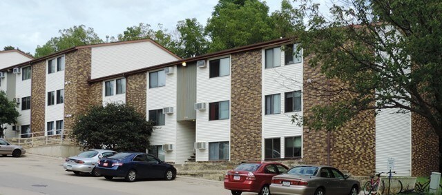 904 Benton Dr-Unit -APT 13 in Iowa City, IA - Foto de edificio