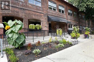 1100 Lansdowne Ave in Toronto, ON - Building Photo - Building Photo