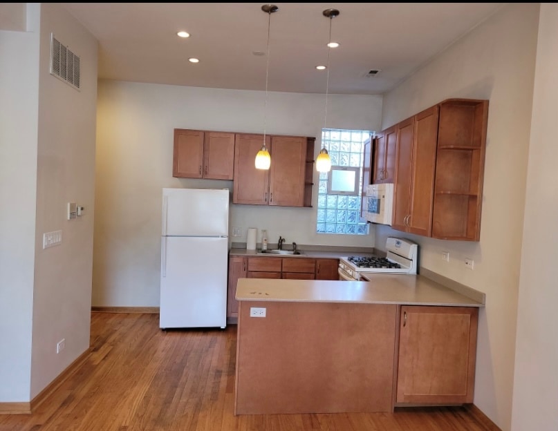 2350 W Grand Ave in Chicago, IL - Building Photo