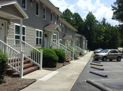 Cole Harbour Apartments in Blackstone, VA - Building Photo