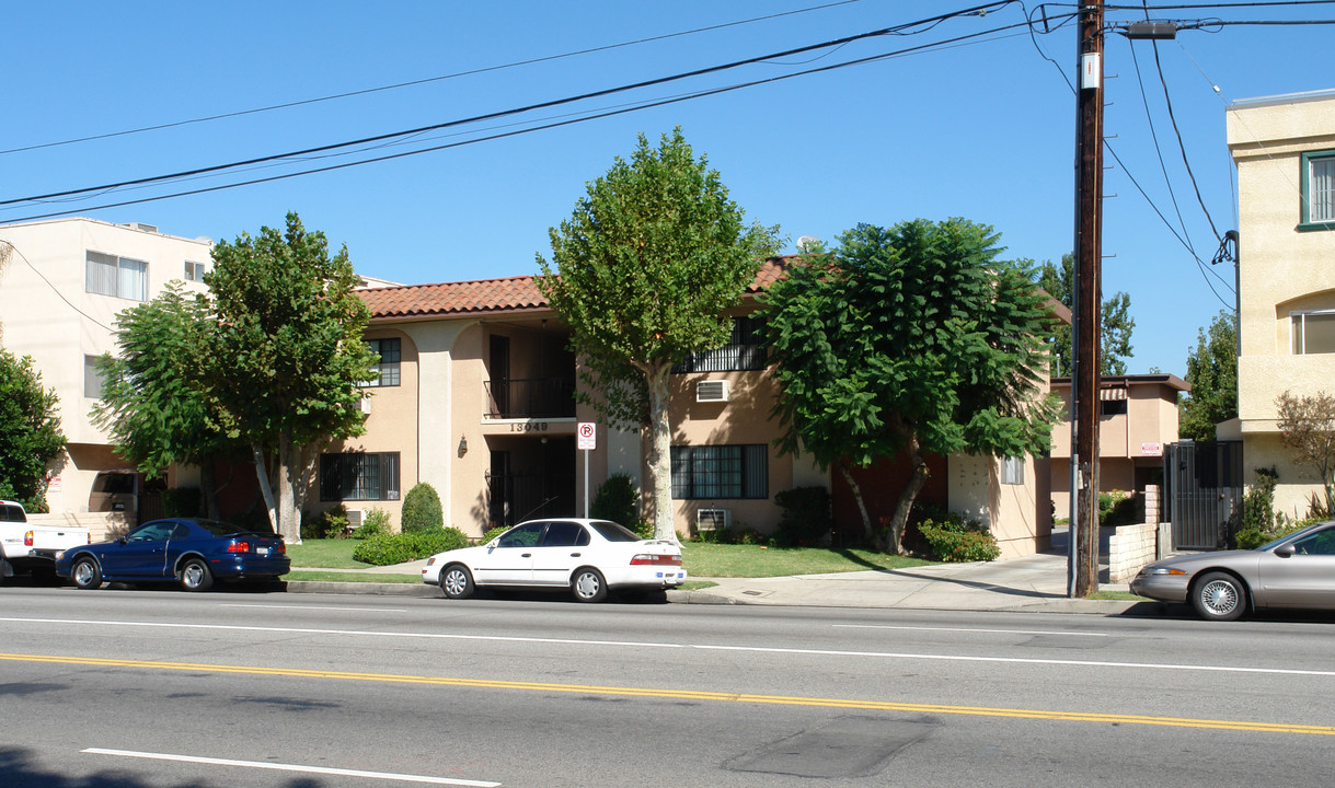 13049 Oxnard St in Van Nuys, CA - Building Photo