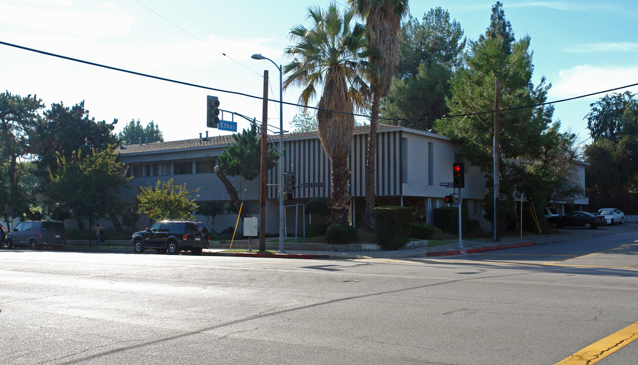 13060 Burbank Blvd in Sherman Oaks, CA - Building Photo