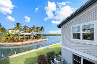 1373 Siesta Bayside Dr in Sarasota, FL - Foto de edificio - Building Photo