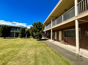 Mainstreet Victoria Garden Apartments in Victoria, BC - Foto de edificio - Building Photo