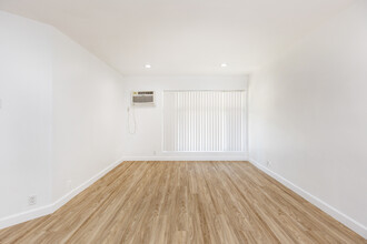 Sungate Apartments in Canoga Park, CA - Foto de edificio - Interior Photo