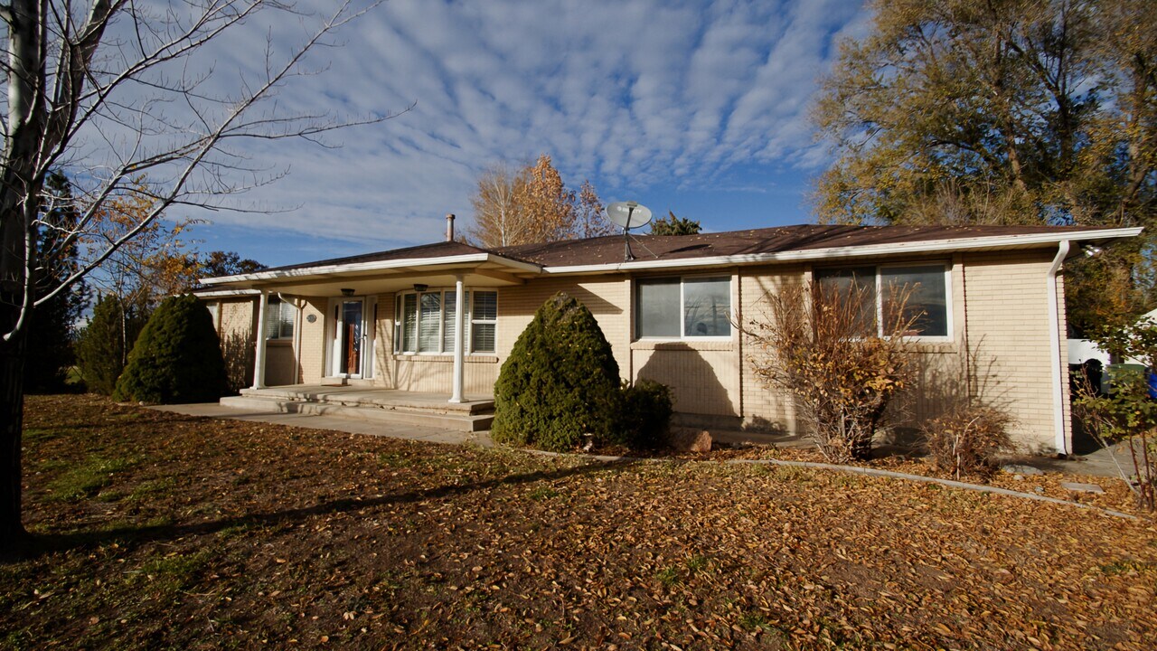 2455 S Bluff Rd in Syracuse, UT - Building Photo