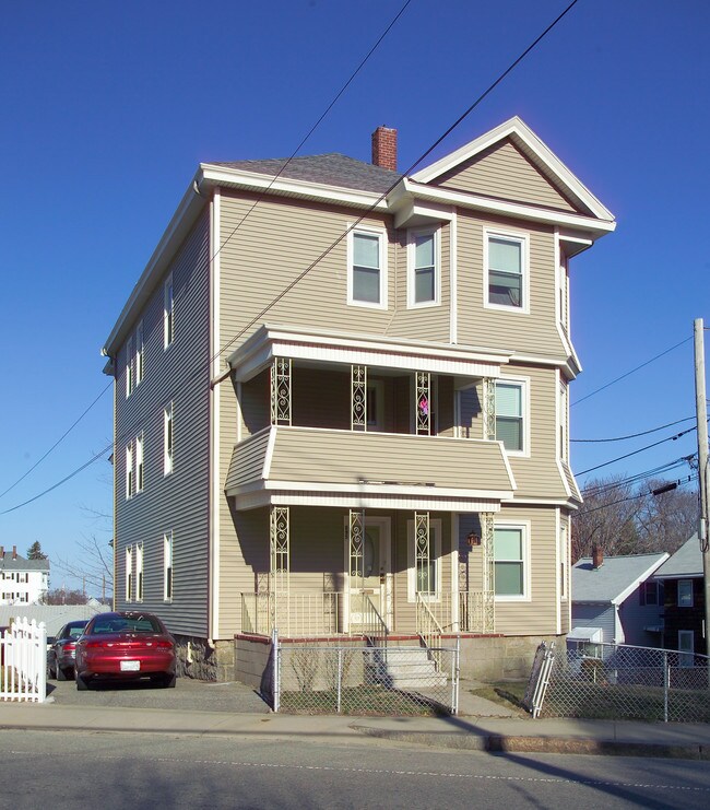 895 Bay St in Fall River, MA - Foto de edificio - Building Photo