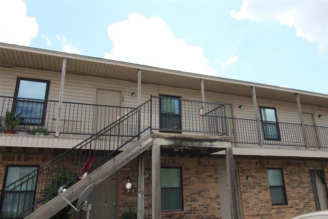 1901 E Lindsey St in Norman, OK - Foto de edificio - Building Photo