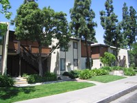 Cypress Villa Apartments in Anaheim, CA - Foto de edificio - Building Photo