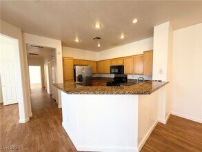 10230 Deerfield Beach Ave in Las Vegas, NV - Foto de edificio - Building Photo