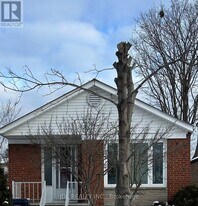 8 Highwood Ave in Toronto, ON - Building Photo