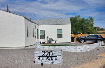 220 4th Ave E, Unit 1 in Buckeye, AZ - Foto de edificio - Building Photo