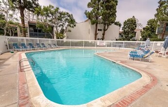 902 Camino Real, Unit 106 in Redondo Beach, CA - Foto de edificio - Building Photo