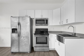 402 NW 12th Ave, Unit 210 in Miami, FL - Foto de edificio - Building Photo