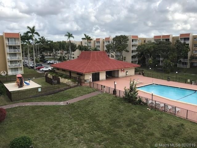 6960 Miami Gardens Dr-Unit -2-429 in Hialeah, FL - Building Photo - Building Photo