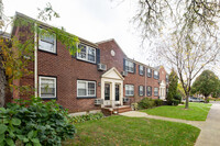 6905 215th St in Oakland Gardens, NY - Foto de edificio - Building Photo