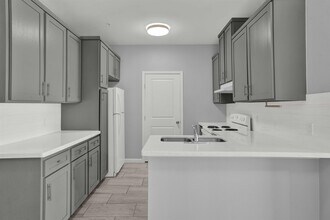 4250 Dorel Dr-Unit -124 in Laredo, TX - Building Photo - Building Photo