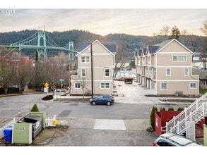 8816 N Edison St, Unit B in Portland, OR - Building Photo - Building Photo