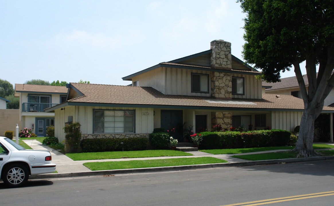 Huntington Palms in Huntington Beach, CA - Building Photo