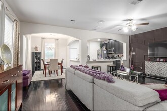 8327 Hawthorn Vly Ln in Houston, TX - Foto de edificio - Building Photo