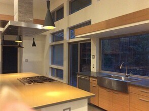 4214 Carol Ann Ct in Anacortes, WA - Foto de edificio - Building Photo