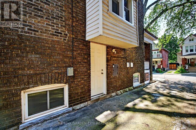 104 Carrick Ave in Hamilton, ON - Building Photo - Building Photo