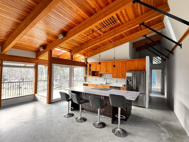 1425 Benzon Crescent in Parksville, BC - Building Photo - Building Photo