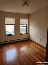 369A Centre St, Unit 2 in Boston, MA - Foto de edificio - Building Photo