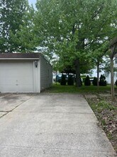 871 E 232 St in Euclid, OH - Foto de edificio - Building Photo