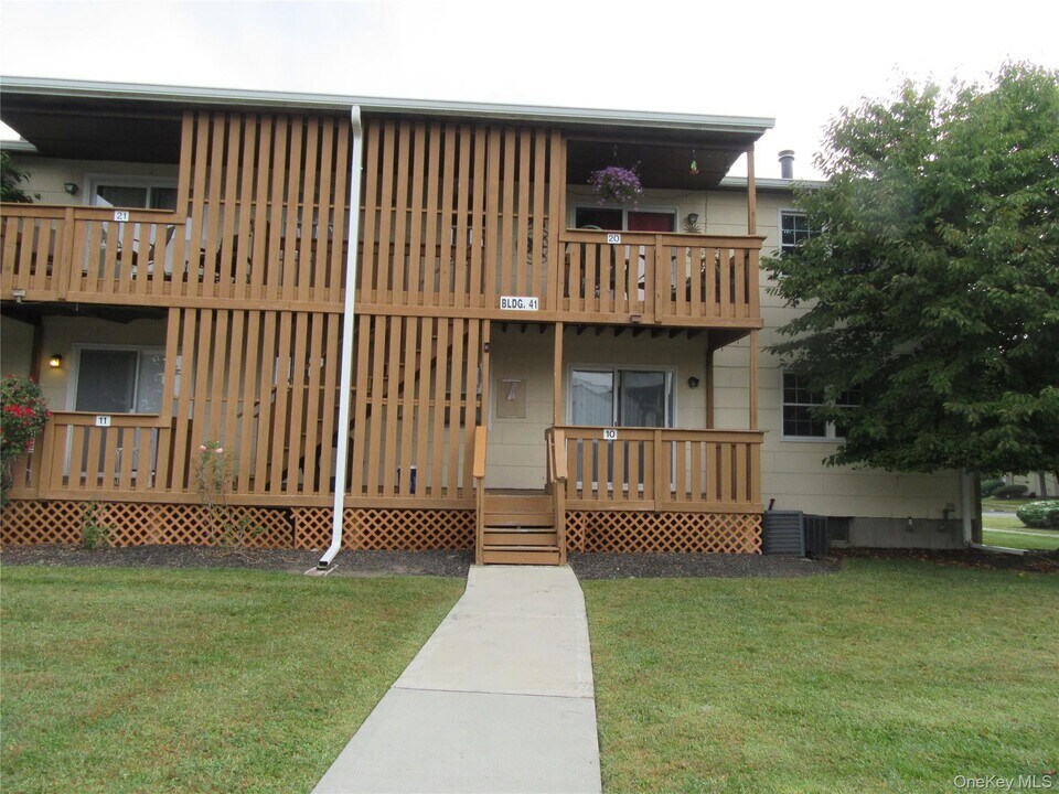 41 Weathervane Dr in Washingtonville, NY - Building Photo