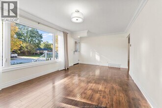 98 Commissioner Dr in Kingsville, ON - Building Photo - Building Photo