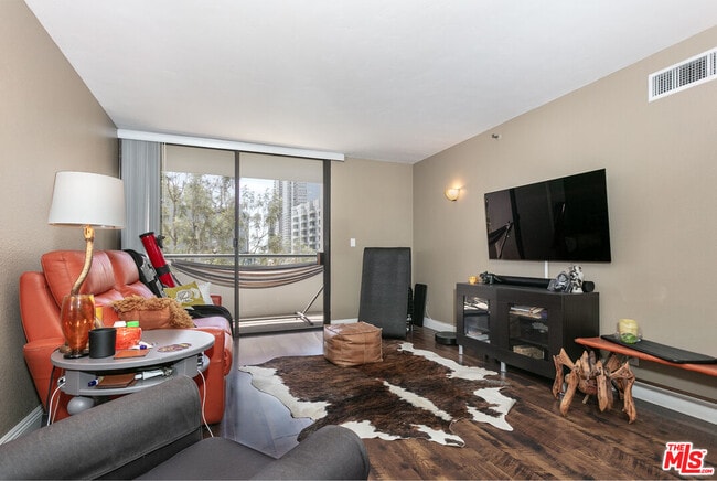 property at 600 W 9th St
