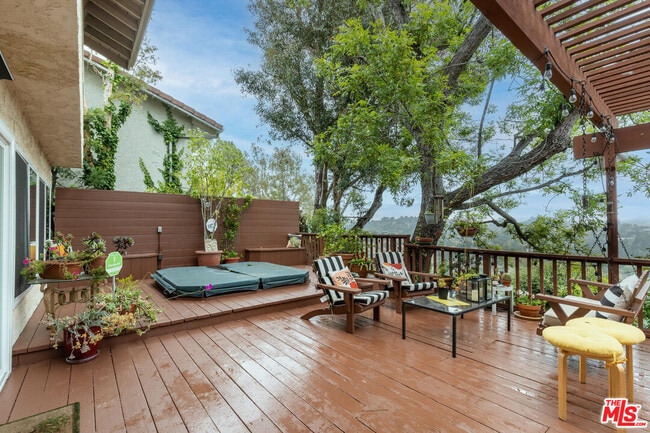 property at 10136 Hollow Glen Cir