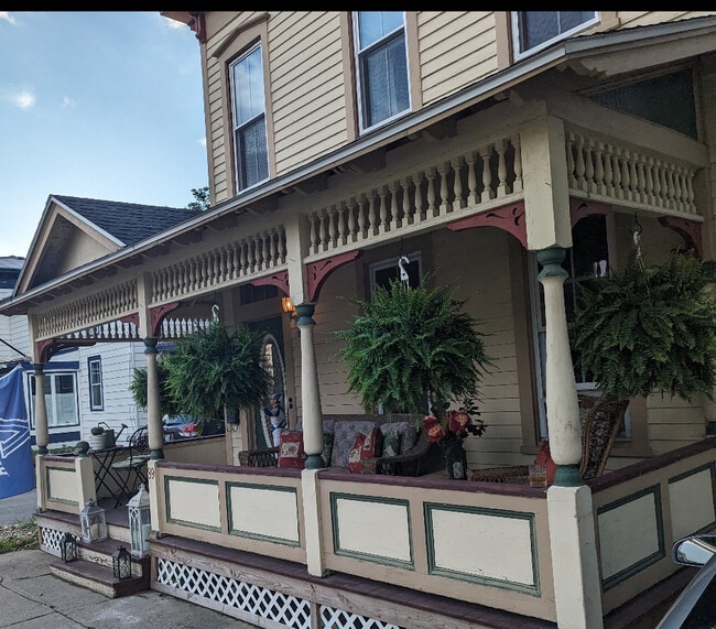 89 George St, Unit 1 First Floor in Saratoga Springs, NY - Foto de edificio - Building Photo
