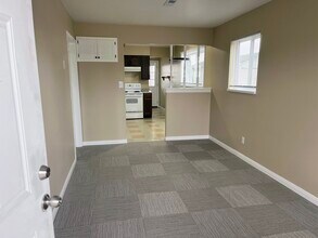 103 Sibley Rd, Unit A in Orrick, MO - Foto de edificio - Building Photo